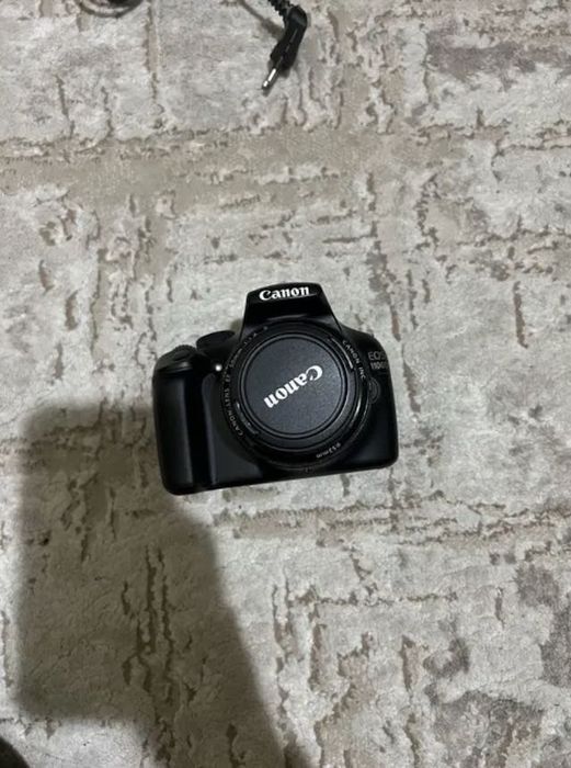 Aparat DSLR Canon 1100D cu obiectiv 50mm 1.8