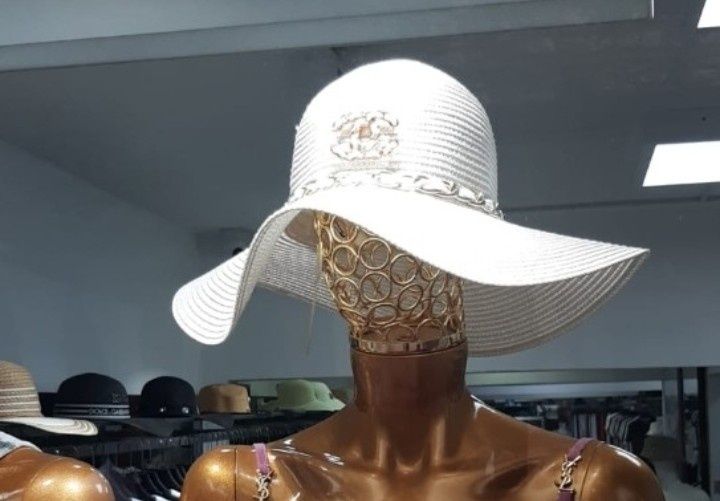 Palarie Chanel, model reglabil, l9go metalic auriu, saculet, etichetă