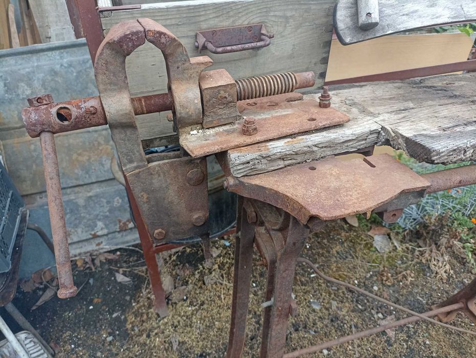 Менгеме с метална стойка