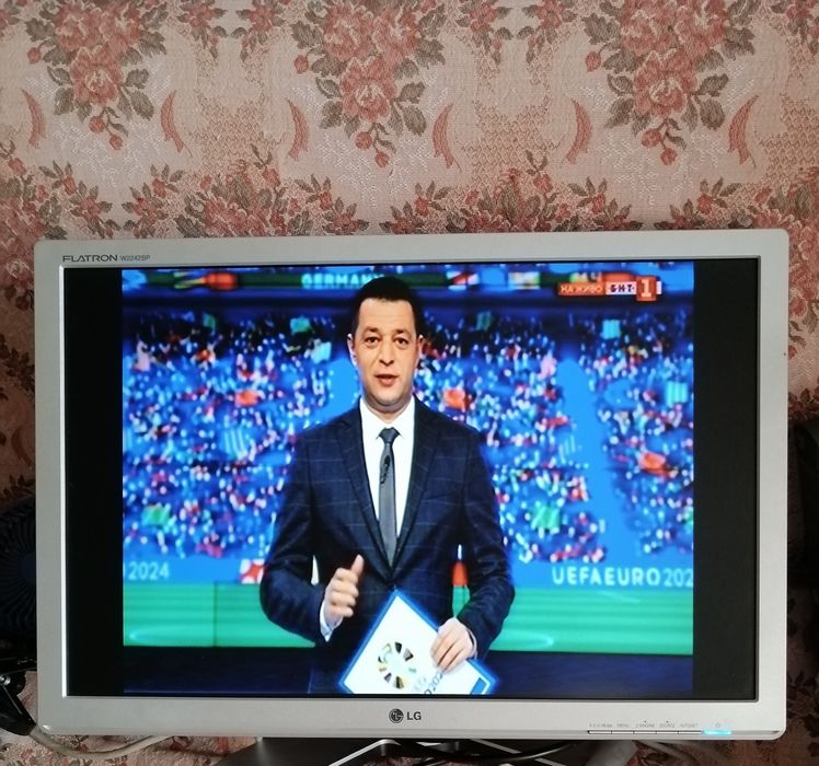 LG FLATRON W2242BP с тунер