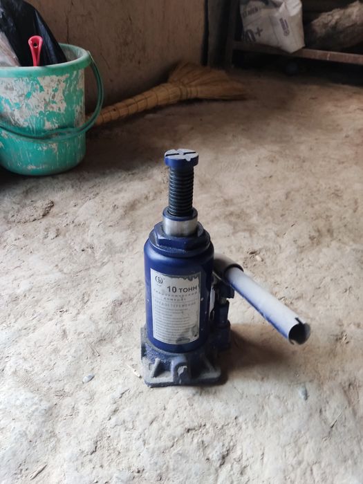 Домкрат сотилади