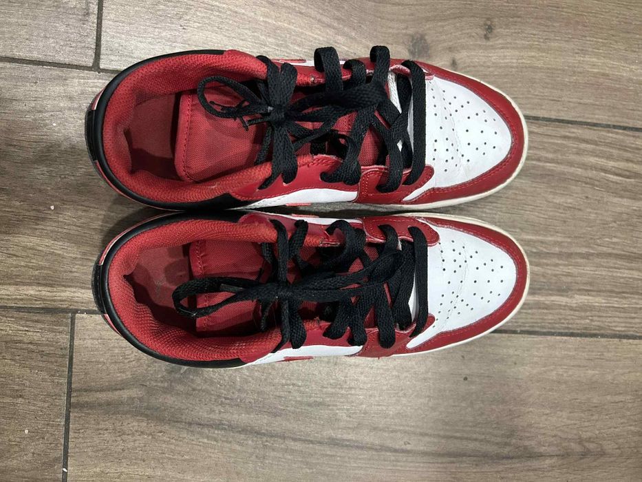 Червени Jordan маратонки