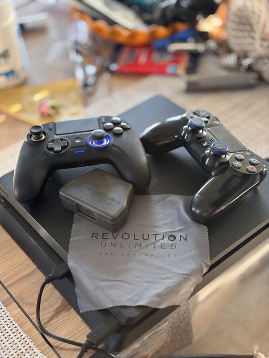 PlayStation 4 Slim 1000GB 2 контролера 8 игри.