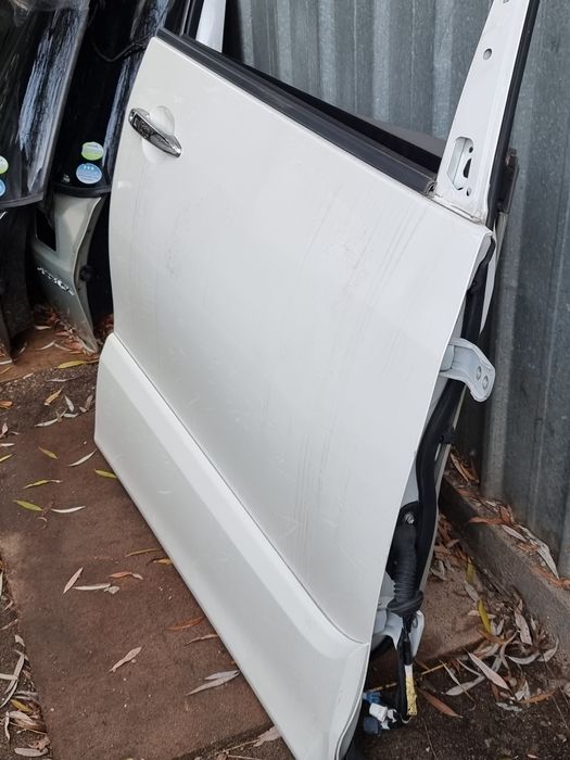 Двери на Toyota Estima.