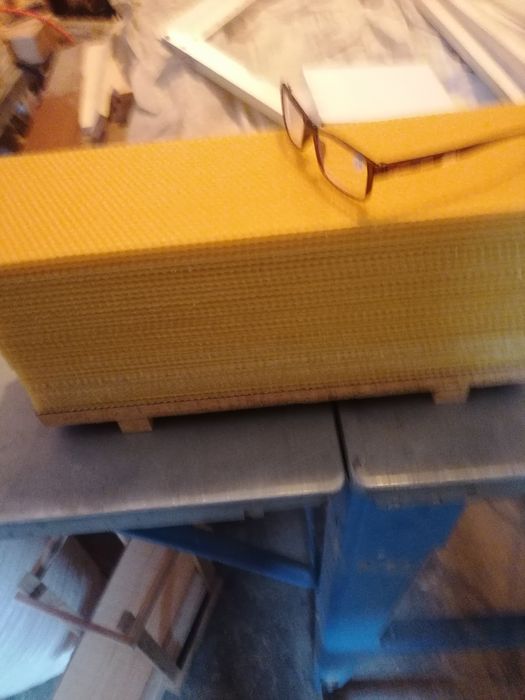 Пчелни рамки с монтирана восъчна основа