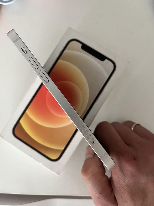 iPhone 12 в идеальном состоянии