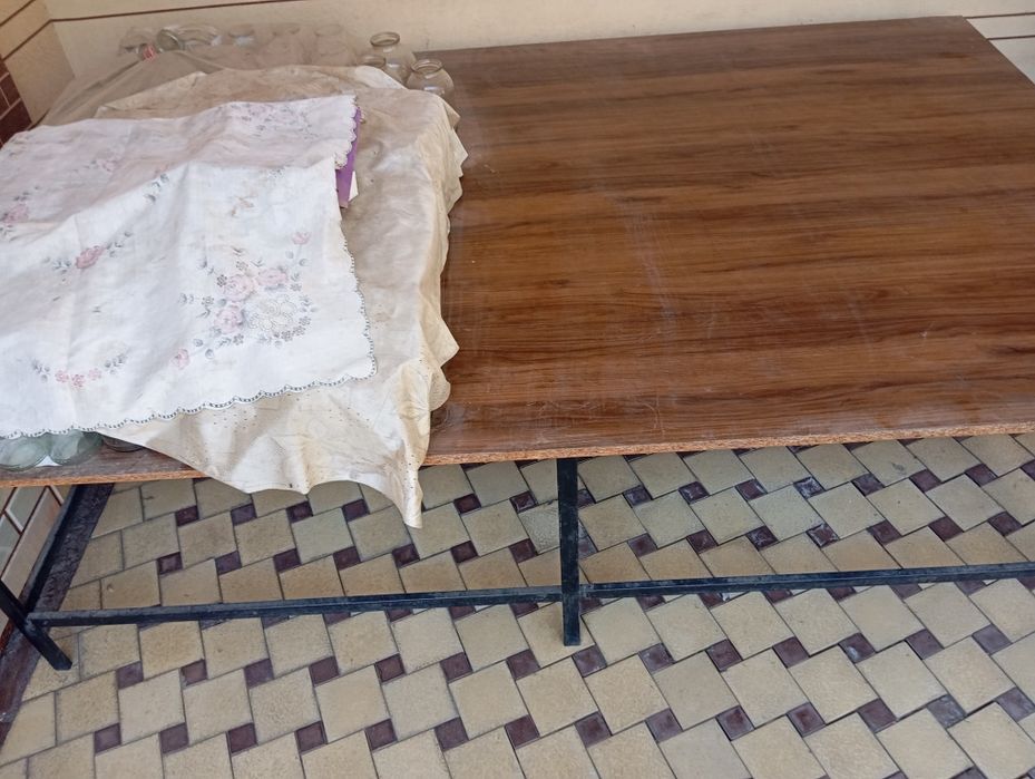 Tirikotaj uchun stol sotiladi