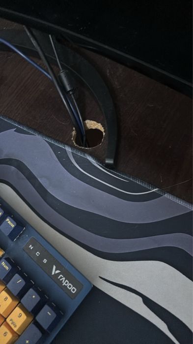 Продается стол очень хорошего качества есть торг х