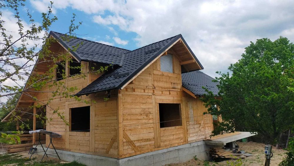 Case din lemn si montaj acoperis si tabla