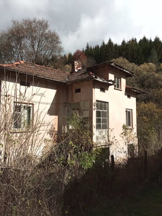 Къща с дворно място и лятна кухня