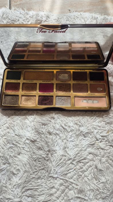 Предлагам палитра  на фирмата Too faced! Не я използвам и затова я продавам ! Вижда се  на снимките кои цветове са използвани! Пишете ми на лс !