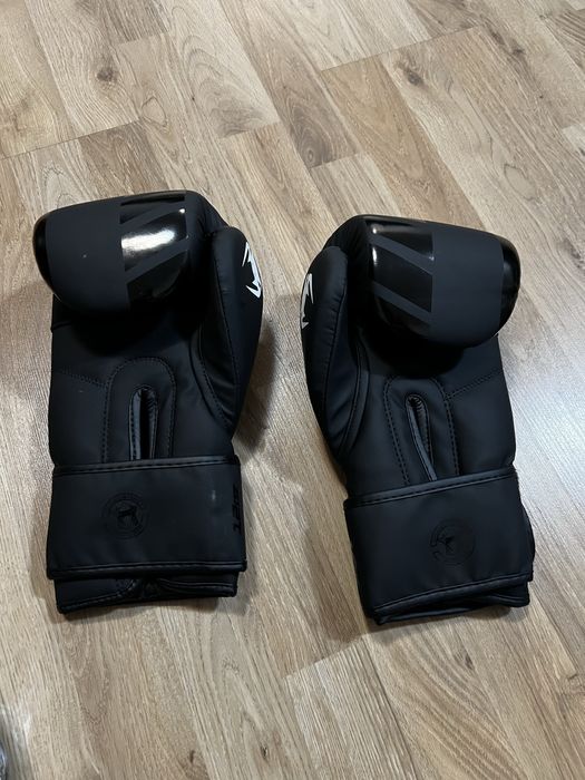 Manusi box Venum challenger, black, 12 oz.