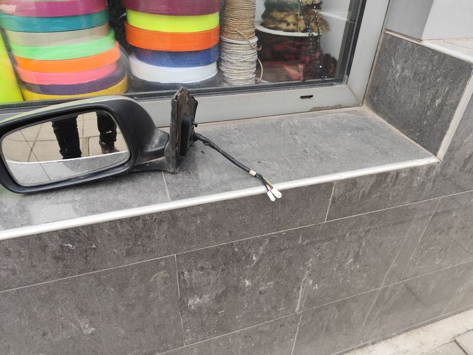 огледало за toyota avensis от 2003 нагоре огледалата се прибират