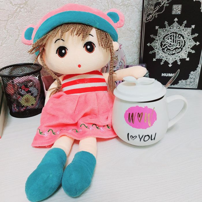 Милая кукла и кружка