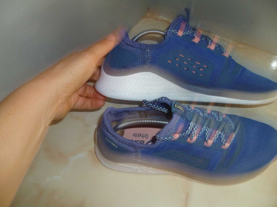 ASICS маратонки.