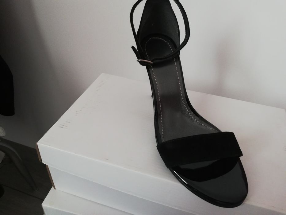 Vînd sandale, din piele naturala