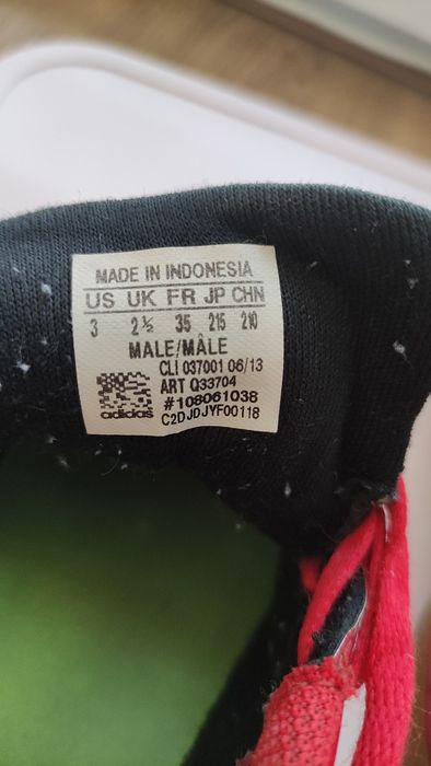 Адидас футболни маратонки 35 номер