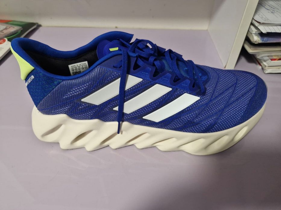 Adidasi noi marimea 49,5