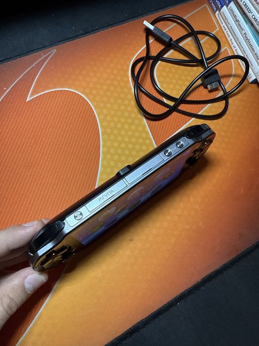 Ps Vita 1104 OLED 16GB, 7 игри, калъф, зарядно и адаптер за карта памет