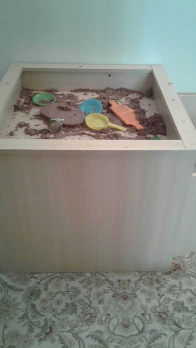 Продам детскую песочницу с полками б/у