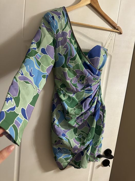 Рокля с един ръкав