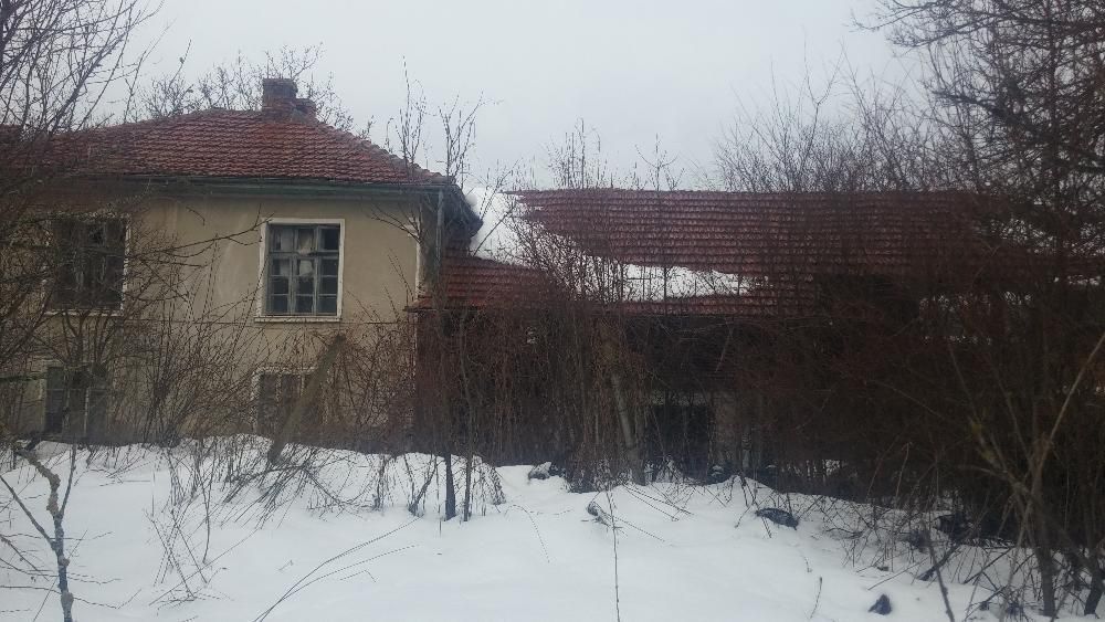 Къща в с.Агатово 80м2 с 1200 м2 двор и масивна стоп.постройка