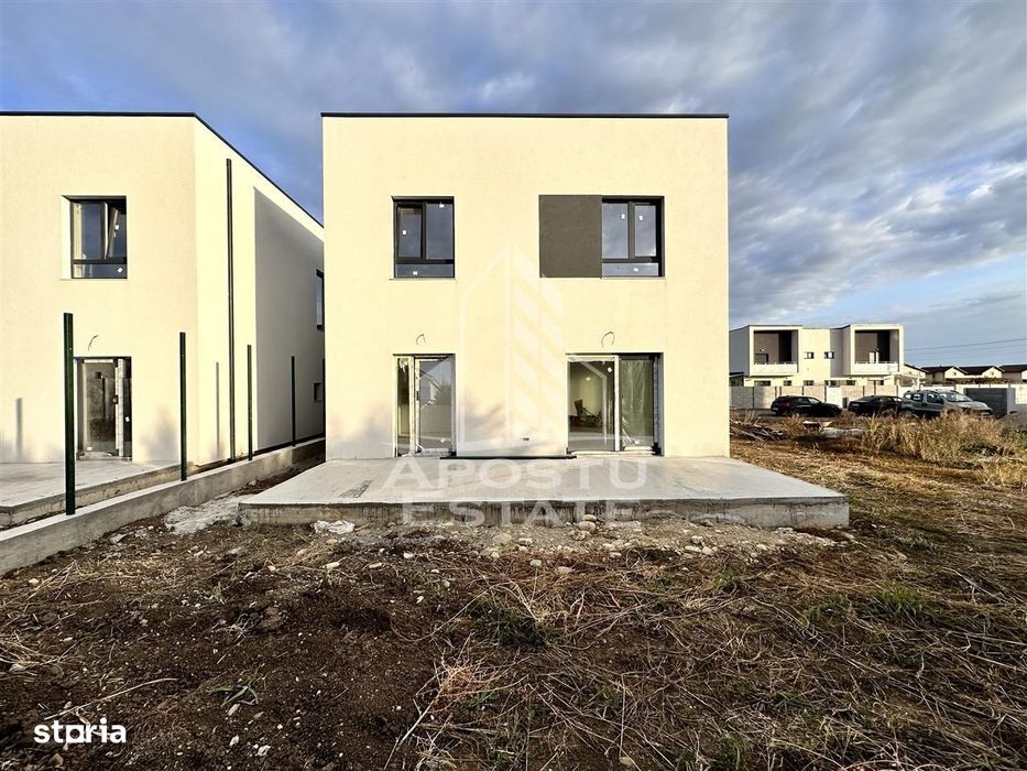 Jumatate de duplex cu 5 camere despartit prin camera tehnica