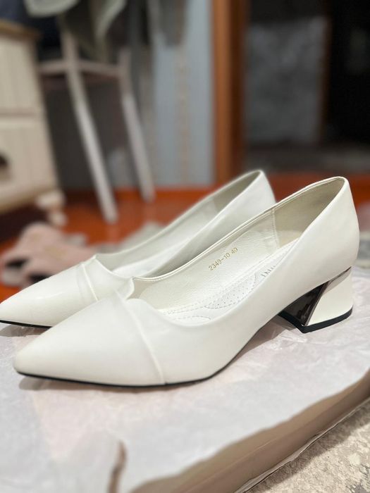 Аяк киімдер сатылады