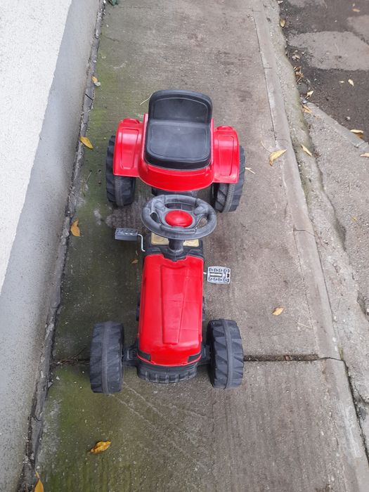 Vînd tractor jucărie.