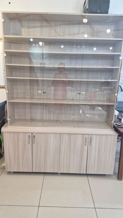 Продам витрину-шкаф