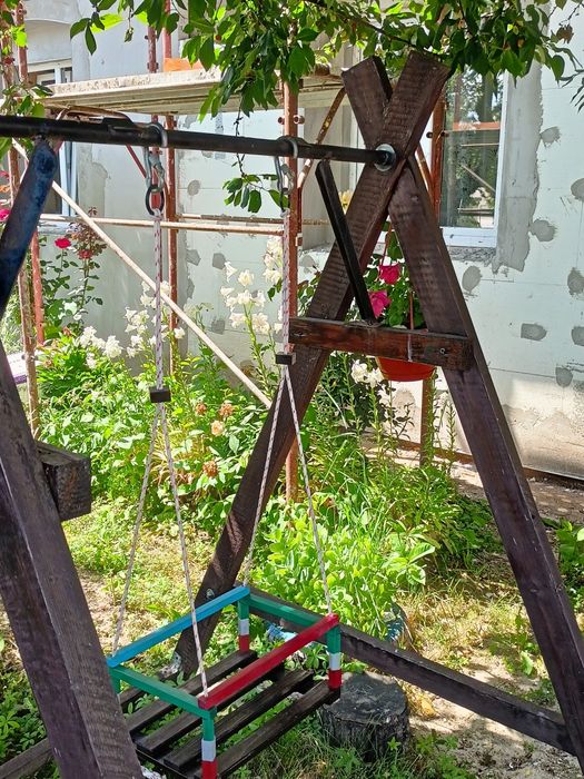 Leagăn pentru copii cu cadru din lemn