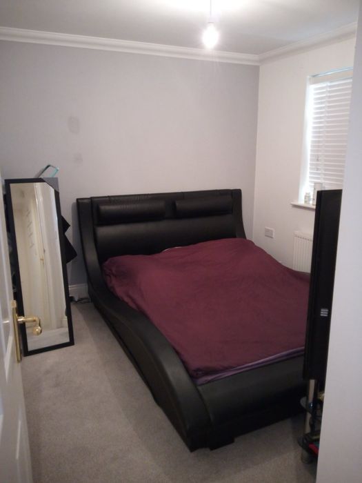 Дизайнерска черна кожена спалня