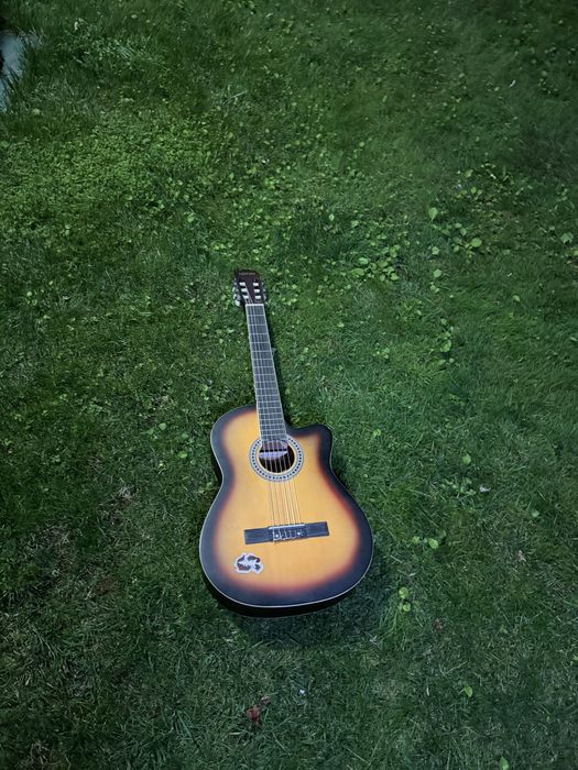 Yangi Akustik Gitara (g'ilofi bilan) Ajoyib holatda