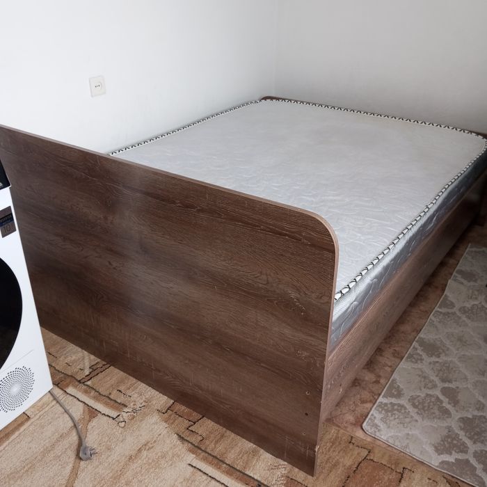 Продам двухспальную кровать с матрасом