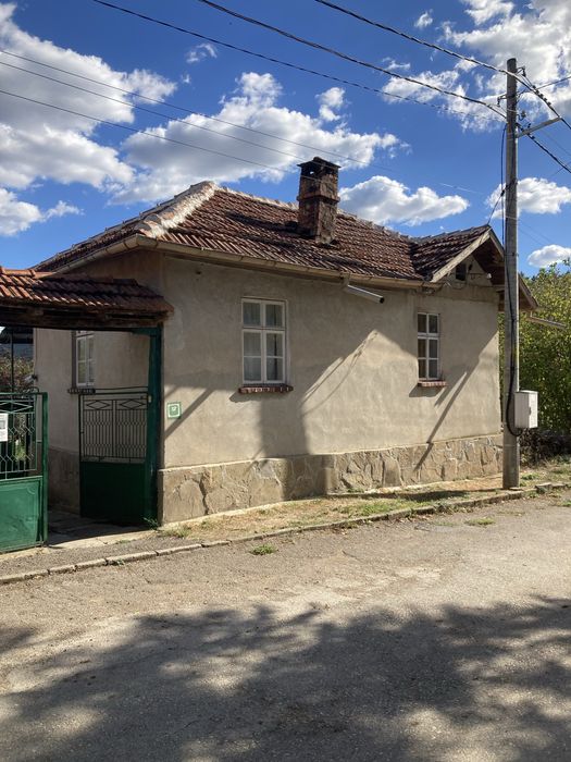 Къща с двор и геран