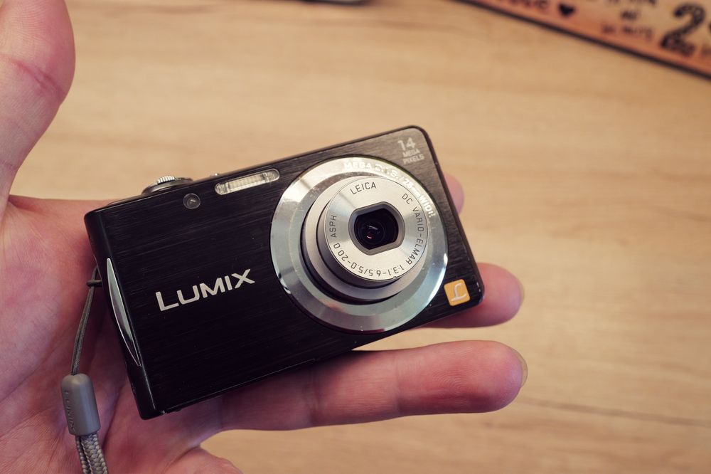 Aparat foto compact Panasonic Lumix cu lentile Leica 14Mp Top