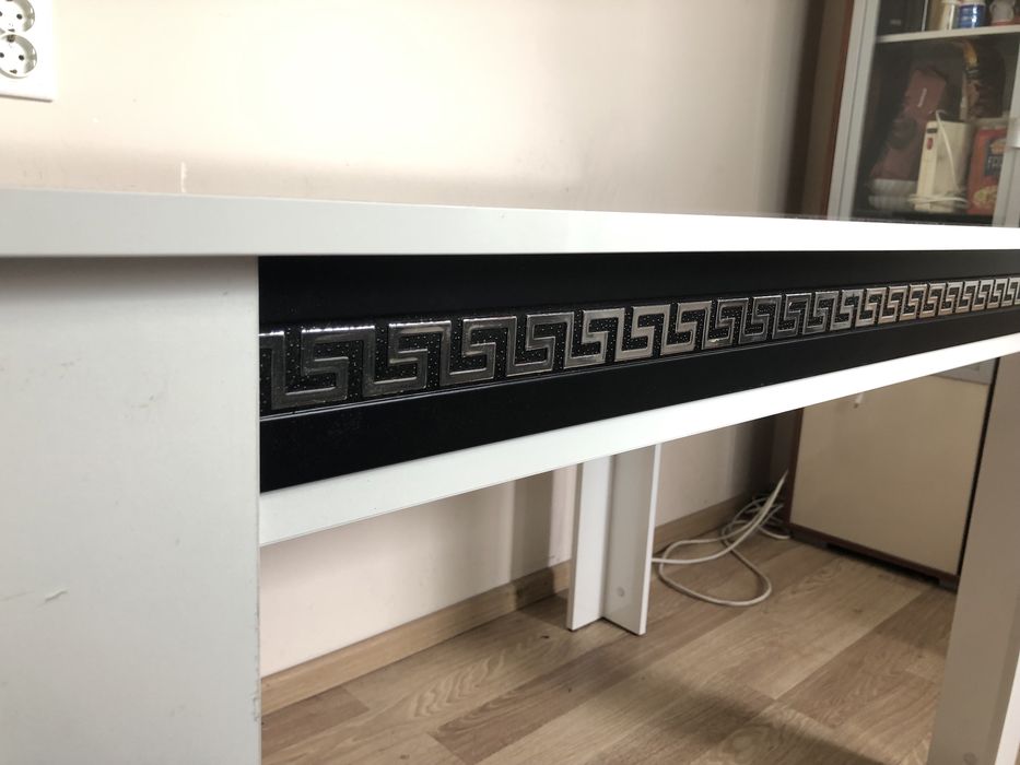 Бяла трапезна маса с 2 стола