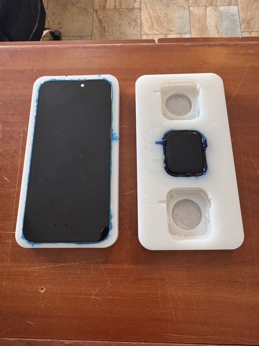 Полиране на дисплеи за iPhone и Apple Watch