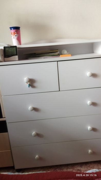 Детская кроватка и камод