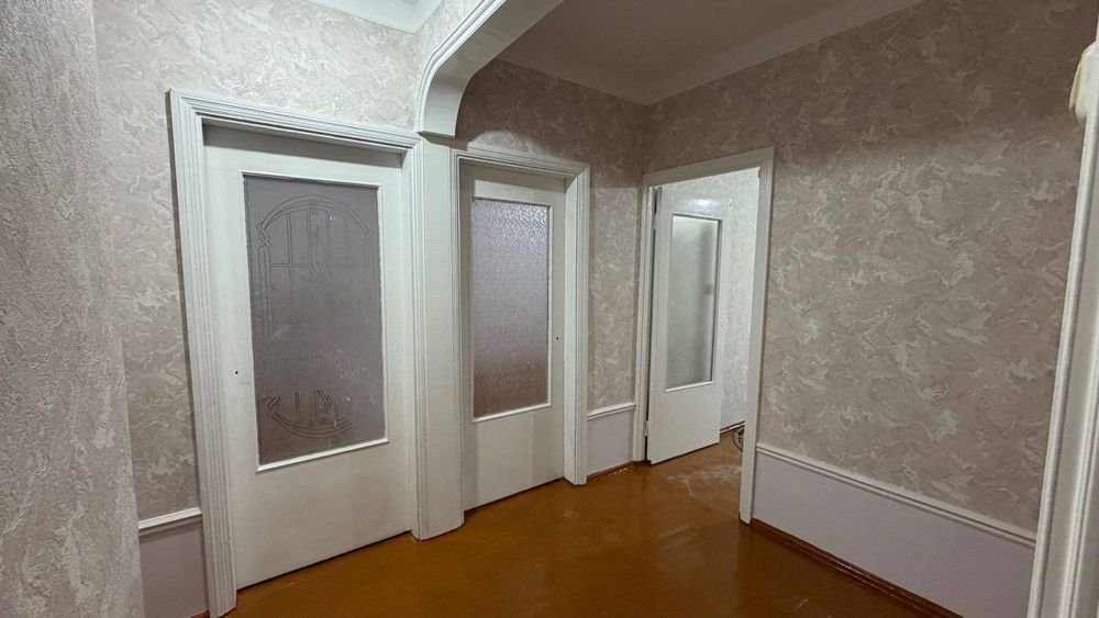 Квартира на Себзар-Поликлиника 3/2/5 общ пл 70м ,балкон 2*6