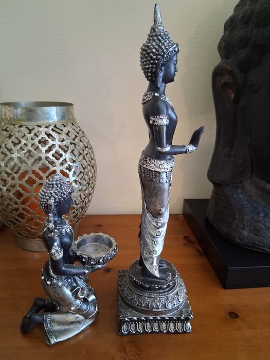 Продавам 2 статуи заедно на Буда, черна и сребърна, "Богиня Деви Тара"