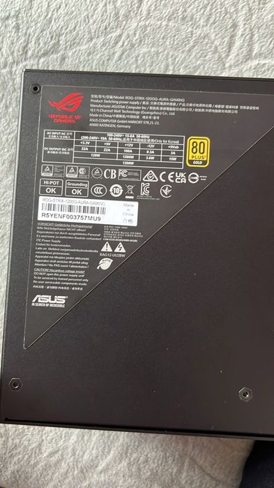 Sursa modulara ASUS ROG Strix 1200W Gold Aura Edition pentru piese sau reparat