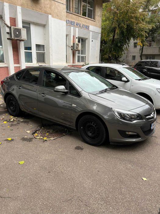 Opel Astra J Berlina, motor 1.6 benzina, an fabricatie 2017, 64000 km