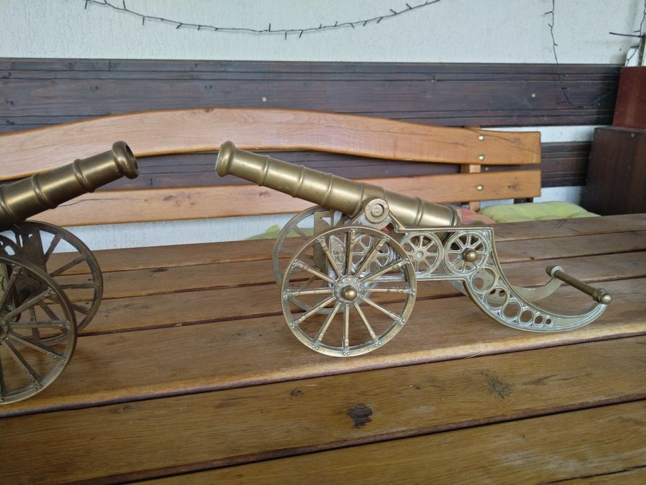 Продавам чифт огромни тежки старинни бронзови топове