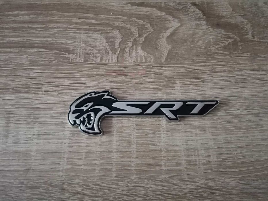 SRT Hellcat сребристо с черно емблема лява