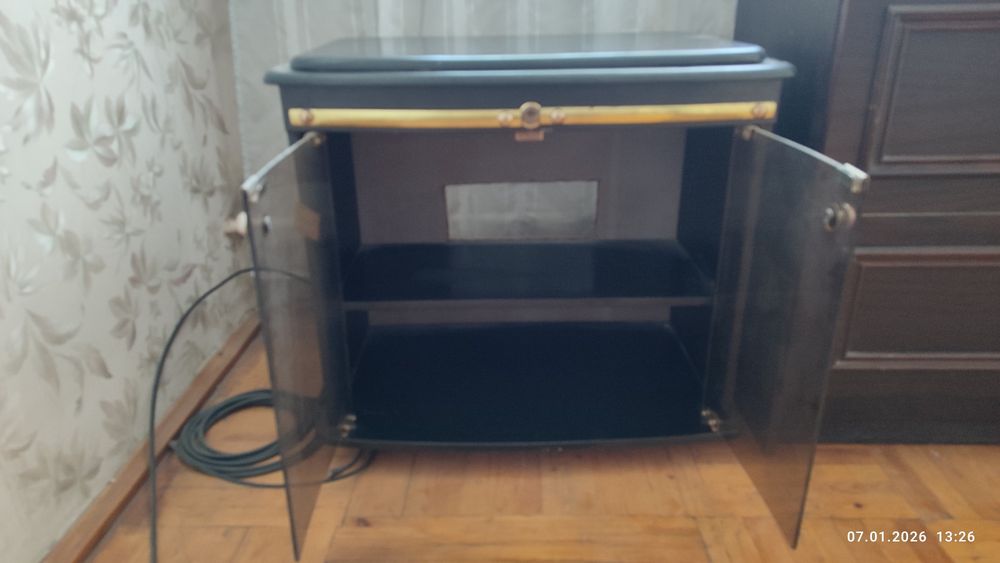 Тумба под телевизор, на колесиках