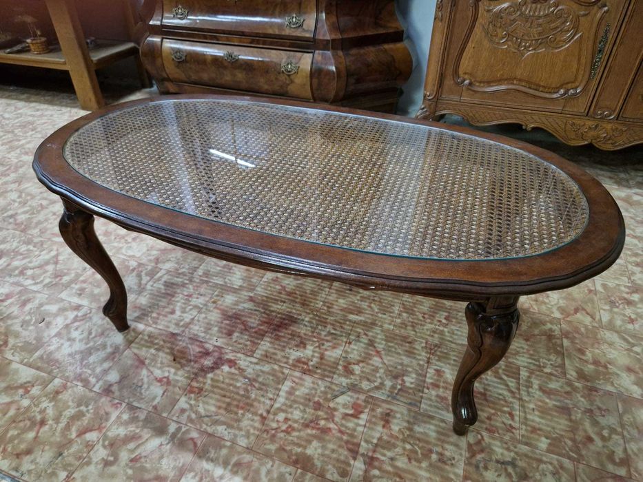 Холна маса масив със стъклен плот и ръчно плетен ратан