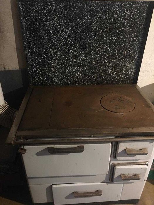 Soba de gatit pe lemne