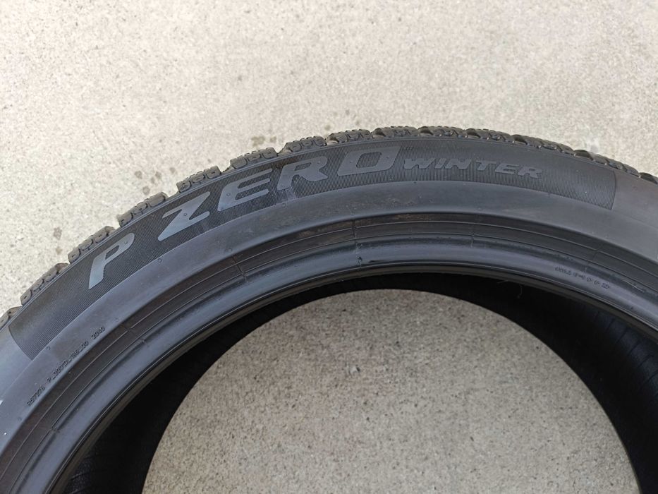 Doua anvelope iarna 245 45 20 pirelli p zero winter profil 7,5 mm