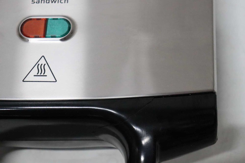 Уред за сандвичи Tefal Ultracompact 700W Незалепващи плочи, лек ДЕФЕКТ
